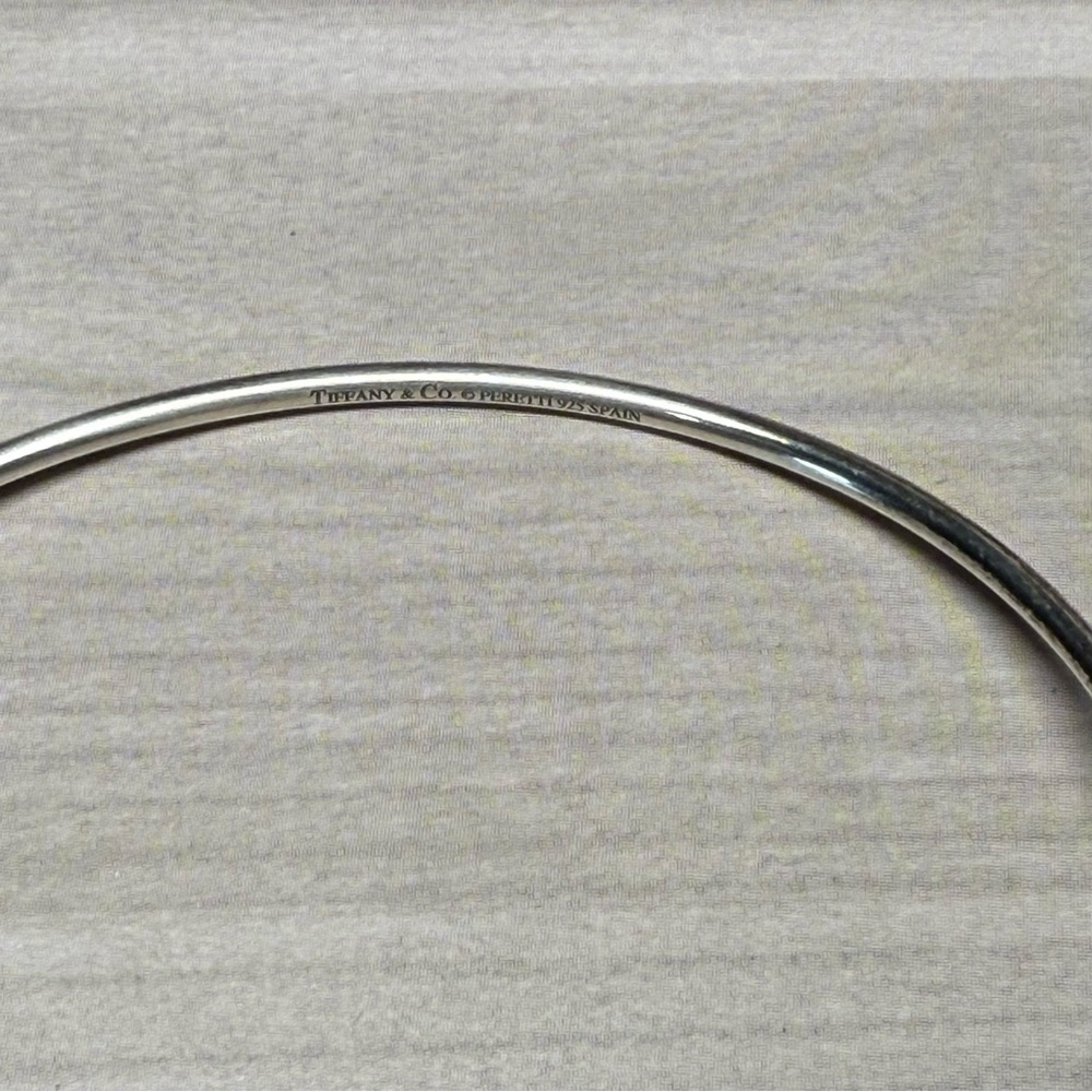 Tiffany & Co. 9.25 S. Silver teardrop Bangle Bracelet - Picture 3 of 6